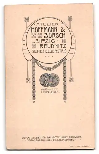 Fotografie Hoffmann & Jurisch, Leipzig, Senefelderstr. 9, Portrait kleines Mädchenn im weissen Kleid mit Trommel