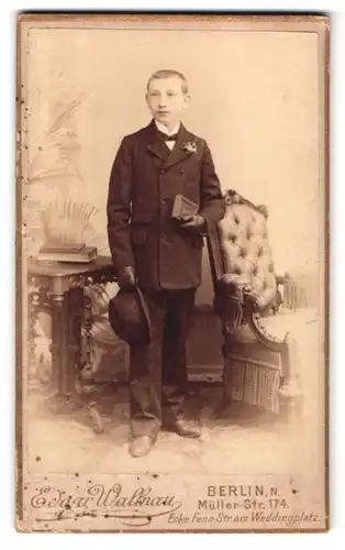 Fotografie Edgar Wallnau, Berlin, Müller-Str. 174, Portrait junger Knabe im Anzug mit Hut und Bibel in der Hand