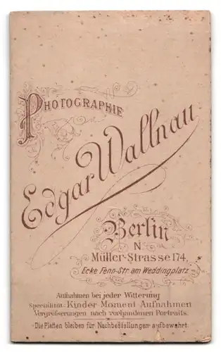 Fotografie Edgar Wallnau, Berlin, Müller-Str. 174, Portrait junger Knabe im Anzug mit Hut und Bibel in der Hand