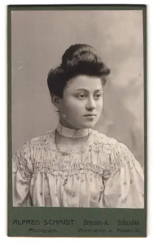 Fotografie Alfred Schmidt, Dresden, Warthaerstr. 4, Portrait junge Frau im hellen kleid mit Perlenkette, Hochsteckfrisur