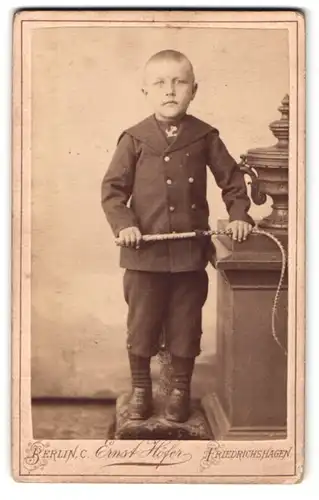 Fotografie Ernst Höfer, Berlin, Gontard-Str. 4, Portrait junger Knabe im Anzug mit Peitsche