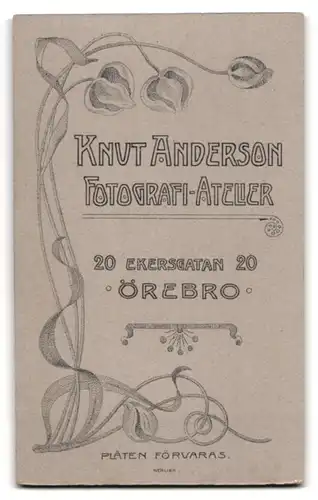 Fotografie Knut Anderson, Örebro, Ekersgatan 20, Portrait junger Knabe im Anzug mit Schlips und Segelohren