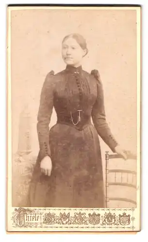 Fotografie Hugo Thiele, Mainz, Gr. Bleiche 48, Portrait junge Frau im Biedermeierkleid auf einen Stuhl gestüzt