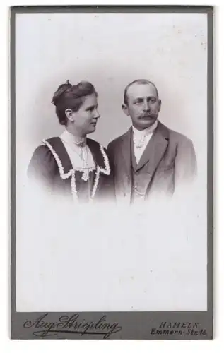 Fotografie Aug. Striepling, Hameln, Emmern-Str. 18, Portrait Mann und Frau im Anzug mit Walrossbart und Biedermeierkleid