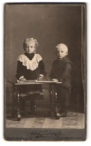 Fotografie Adolf Schmitz, Hirschberg i. Schl., Portrait zwei blonde Kinder im Anzug und Kleid mit Spitzenkragen