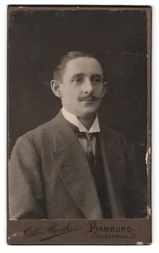 Fotografie Otto Reich, Hamburg, Stubbenhuk 20, Portrait junger Mann im grauen Anzug mit Moustache
