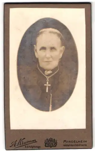 Fotografie A. Krumm, Mindelheim, Portrait ältere Dame im Kleid mit Kreuzkette und Brosche