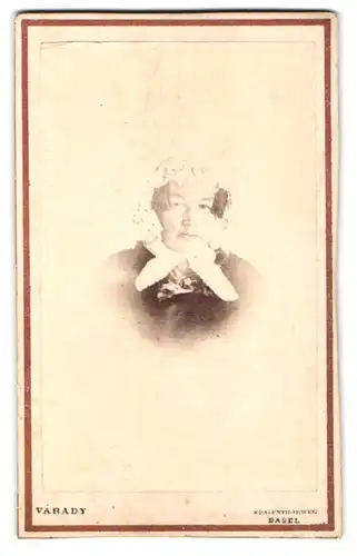 Fotografie Varady, Basel, Spalenthorweg, Portrait ältere Dame im Kleid mit Haube