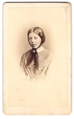 Fotografie Maler Buchner, Stuttgart, Portrait junge Frau im taillierten Kleid mit Kopftuch