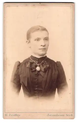 Fotografie H. Zeidler, Berlin, Jerusalemer Str. 6, Portrait junge Frau im Biedermeierkleid mit Halskette