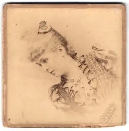 Fotografie E. Tietze, Bad Elster, Portrait junge Frau im seidenen Kleid mit Hochsteckfrisur