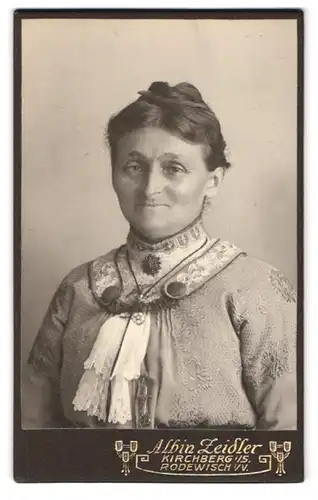 Fotografie Albin Zeidler, Kirchberg i. S., Neumarkt 238, Portrait ältere Frau im bestickten Kleid mit Brosche