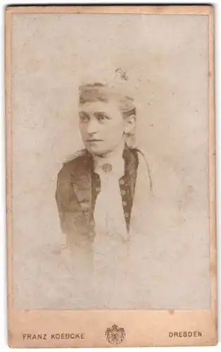 Fotografie Franz Koebcke, Dresden, Portrait Prager-Str. 39, Portrait Dame im weissen Kleid mit Kopfschmuck