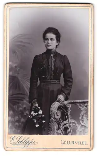 Fotografie E. Schlippe, Cölln a. Elbe, Portrait Dame im Biedermeierkleid mit Blumenstrauss in der Hand