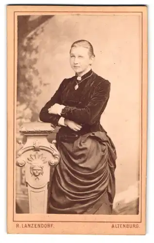 Fotografie R. Lanzendorf, Altenburg, Bernhardt-Str. 5, Portrait junge Frau in Samtbluse mit Halskette