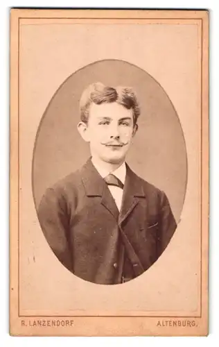 Fotografie R. Lanzendorf, Altenburg, Bernhardt-Str. 5, Portrait junger Mann im Anzug mit Moustache und Mittelscheitel