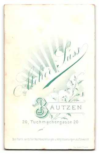 Fotografie Atelier Süss, Bautzen, Tuchmachergasse 20, Portrait Dame im schwarzen Kleid mit Brosche