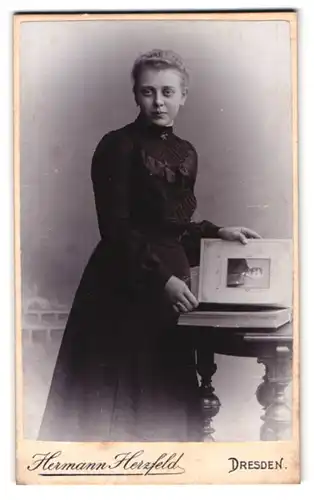 Fotografie Hermann Herzfeld, Dresden, Altmarkt, Portrait junge Frau mit Locken im schwarzen Kleid mit Schleife