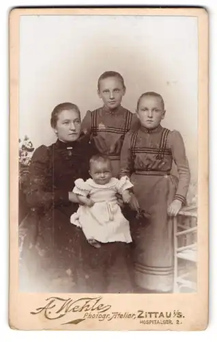 Fotografie A. Wehle, Zittau i. S., Hospitalstr. 2, Portrait Mutter mit drei Töchtern in Kleidern