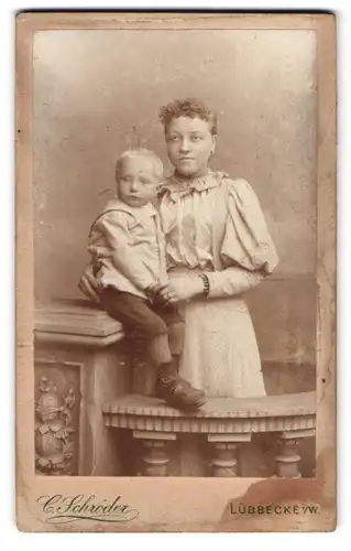 Fotografie C. Schröder, Lübbecke i. W., Portrait Mutter im Kleid mit blondem Sohn im Anzug