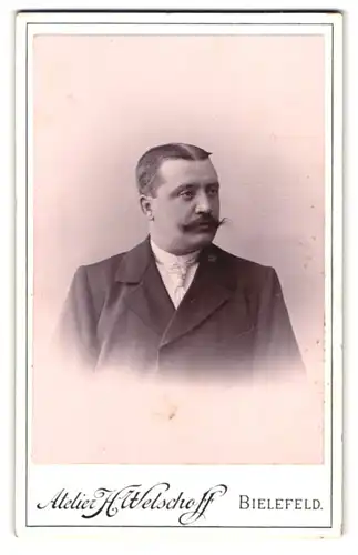 Fotografie H. Welschoff, Bielefeld, Göbenstr. 26, Portrait Herr im Anzug mit Kaiser Wilhelm Bart