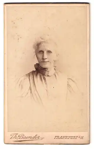 Fotografie Th. Baender, Frankfurt a. M., Schillerplatz 4, Portrait ältere Dame im hellen Kleid mit Brosche