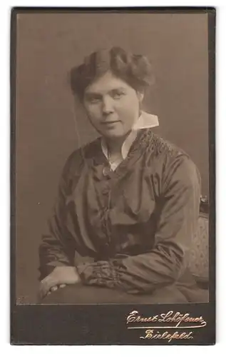 Fotografie Ernst Schöfener, Bielefeld, Portrait Dame in seidener Bluse mit Mittelscheitel