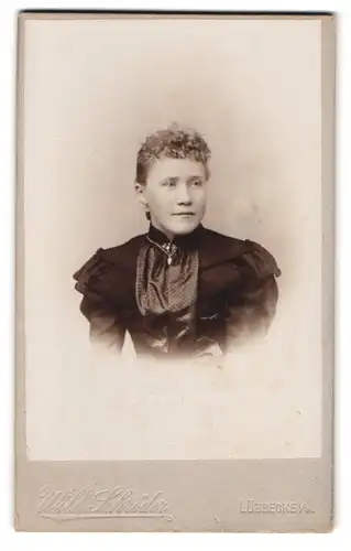 Fotografie Wilh. Schröder, Lübbecke i. W., Portrait Dame im Biedermeierkleid mit Locken