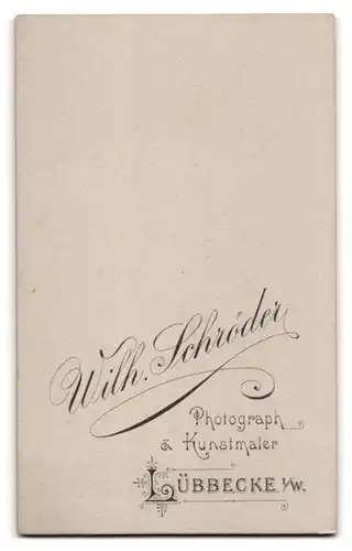 Fotografie Wilh. Schröder, Lübbecke i. W., Portrait Dame im gerafften Kleid mit Locken