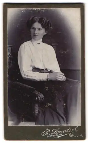 Fotografie R. Lowatsch, Roda S. A., Portrait Frau in weisser Bluse mit welligen Haaren
