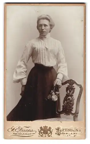 Fotografie J. Fuchs, Dresden, Portrait ältere Dame in weisser Bluse mit schwarzem Rock