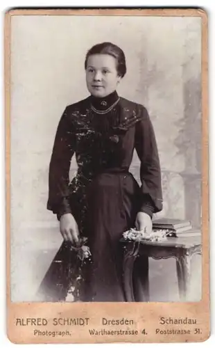 Fotografie Alfred Schmidt, Dresden, Warthaerstr. 4, Portrait junge Frau im schwarzen Kleid mit Perlenkette