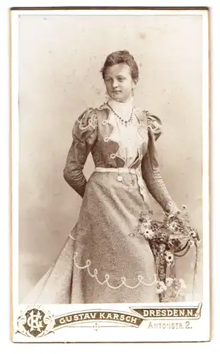 Fotografie Gustav Karsch, Dresden, Antonstr. 2, Portrait junge Frau im gemusterten Kleid mit Perlenkette