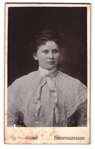 Fotografie Heinrich Wagner, Ehrenfriedersdorf, Chemnitzerstr., Portrait Frau im gepunktetten Kleid mit Locken