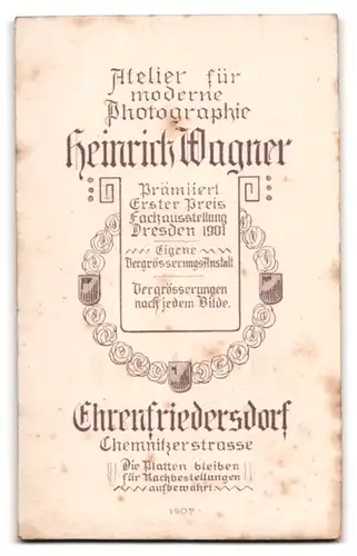 Fotografie Heinrich Wagner, Ehrenfriedersdorf, Chemnitzerstr., Portrait Frau im gepunktetten Kleid mit Locken