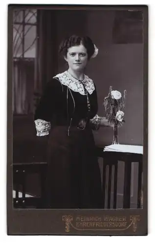 Fotografie Heinrich Wagner, Ehrenfriedersdorf, Chemnitzerstr., Portrait junge Dame im schwarzen Kleid mit Haarschleife