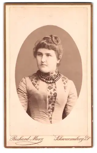 Fotografie Richard Merz, Schwarzenberg i. S., Bahnhofstr., Portrait Dame im Biedermeierkleid mit Perlenkette