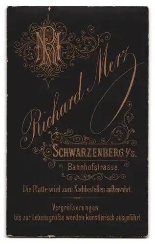 Fotografie Richard Merz, Schwarzenberg i. S., Bahnhofstr., Portrait Dame im Biedermeierkleid mit Perlenkette