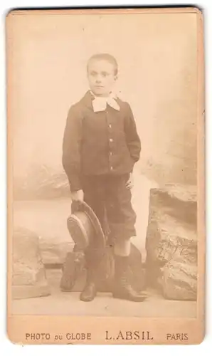 Fotografie L. Absil, Paris, Bd. de Strasbourg, Portrait kleiner Junge in modischer Kleidung