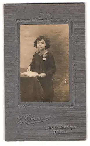 Fotografie E. Chapuis, Paris, 1, Rue de Compiègne, Portrait junges Mädchen im Kleid mit einem Buch