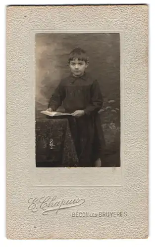 Fotografie E. Chapuis, Bécon-les-Bruyères, Portrait junges Mädchen im Kleid mit einem Buch