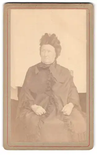Fotografie unbekannter Fotograf und Ort, Portrait ältere Dame in hübscher Kleidung mit Haube