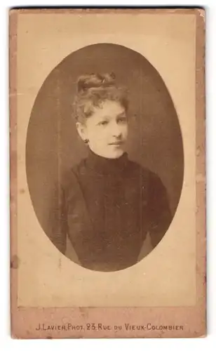 Fotografie Jules Lavier, Paris, 23, Rue du Vieux-Colombier, Brustportrait junge Dame mit hochgstecktem Haar
