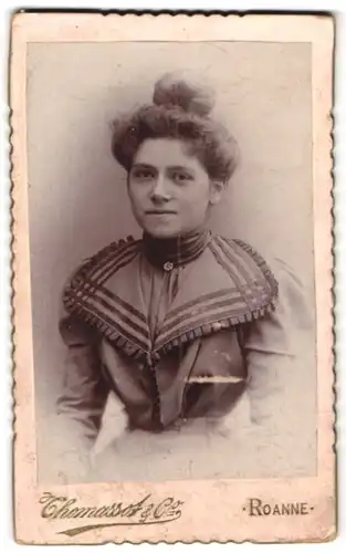 Fotografie V. Thomassot & Cie, Roanne, Place de l`Hôtel de Ville, Portrait junge Dame mit Hochsteckfrisur