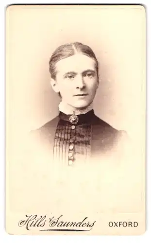 Fotografie Hills & Saunders, Oxford, Portrait junge Dame mit zurückgebundenem Haar