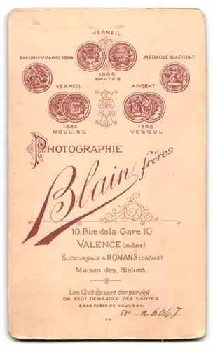 Fotografie Blain frères, Valence, 10, Rue de la Gare, 10, Portrait junger Herr im Anzug mit verschränkten Armen