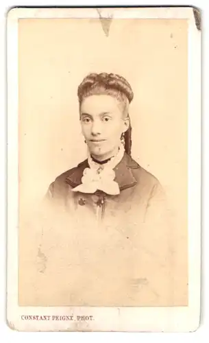 Fotografie Constant Peigné, Nantes, 8, Rue Crébillon, Portrait junge Dame mit Halsband