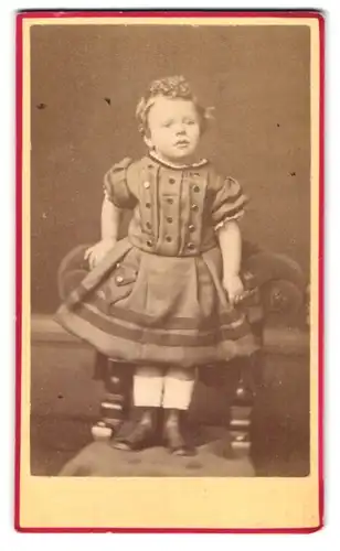 Fotografie Liverpool & London Photographic Company, Liverpool, 12 A, Lord Street, Portrait kleines Mädchen im Kleid