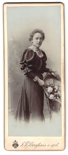 Fotografie J. F. Langhans a spol, Prag, Portrait junge Dame im hübschen Kleid