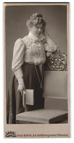 Fotografie Gebr. Lützel, München, Portrait junge Dame in hübscher Bluse mit Buch in der Hand